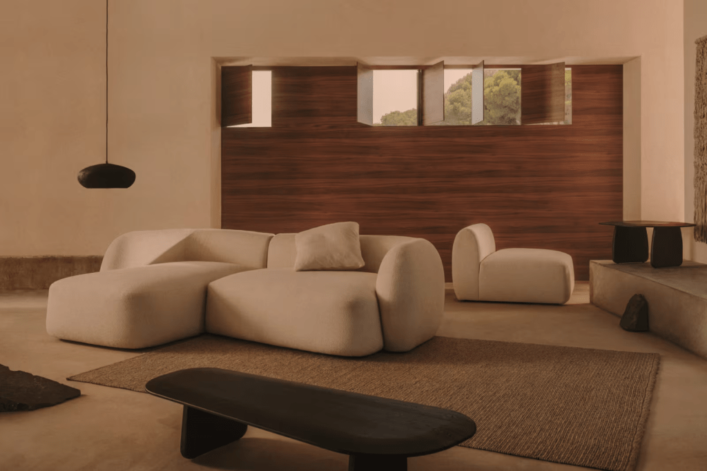 Martina is an austere geometric design with curved and rounded contours, which give it superior comfort and elegance.